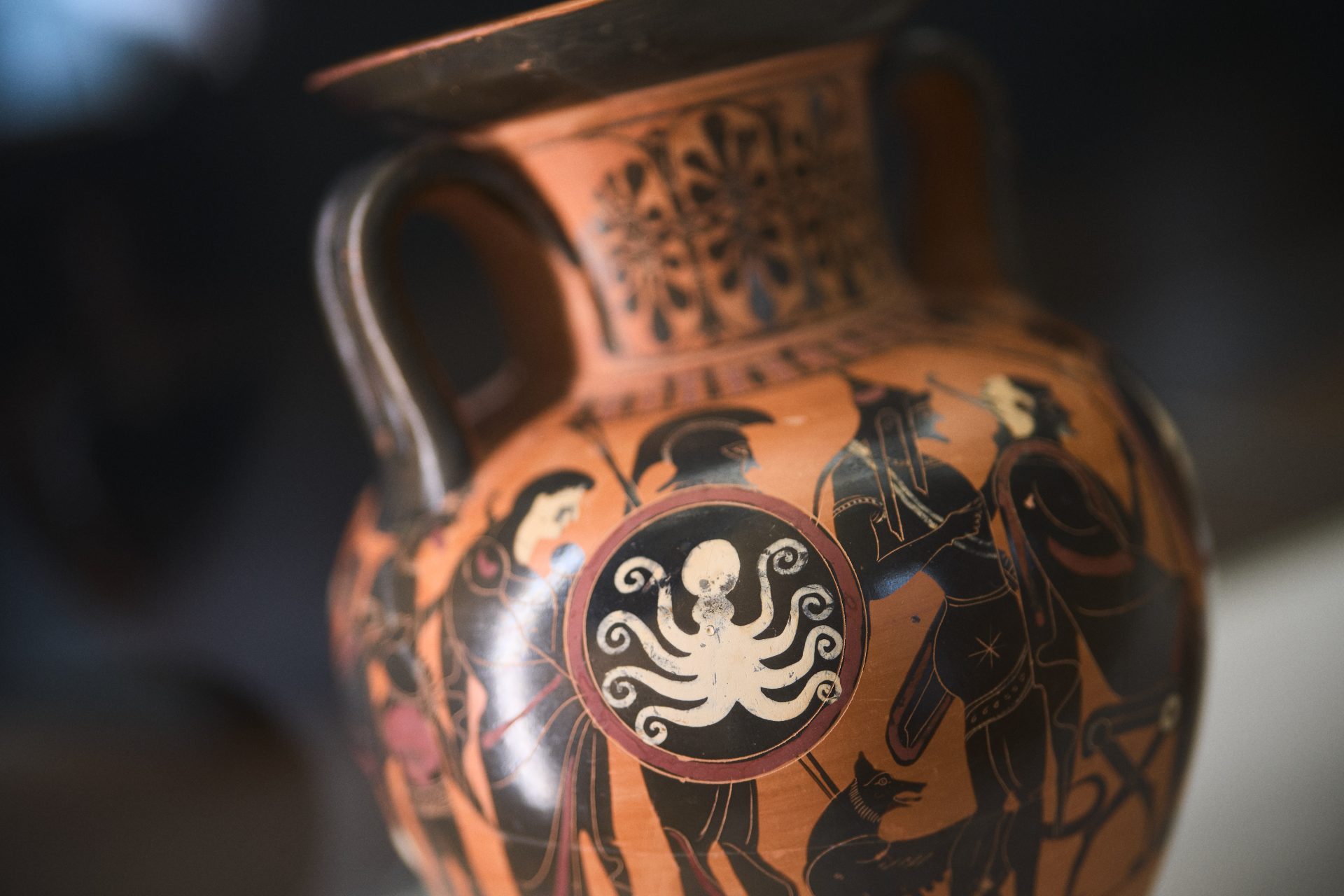 Griechische Amphore mit Octopus-Motiv und figürlichen Darstellungen auf der Oberfläche.