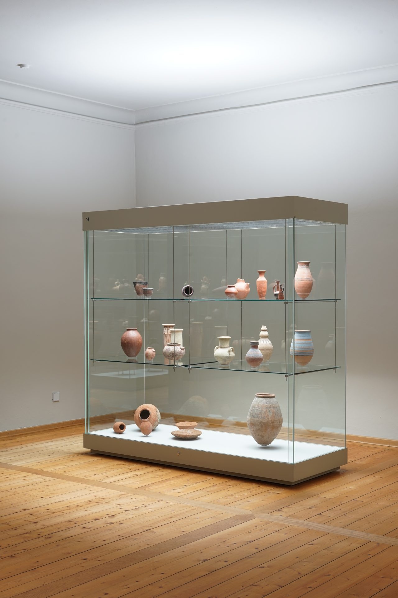 Vitrine mit ägyptischen Töpfen und Keramiken in einem Ausstellungsraum