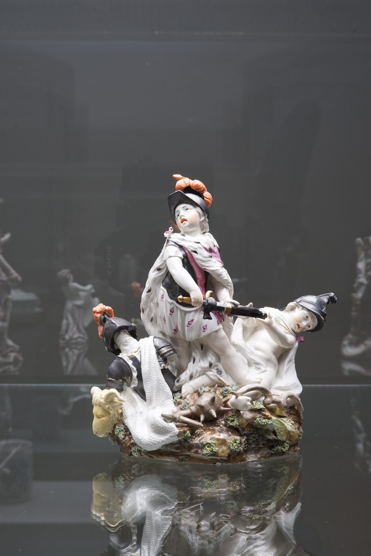 Porzellanfigur von Kindern in Rüstungen, die eine dramatische Szene, bayerisches nationamuseum