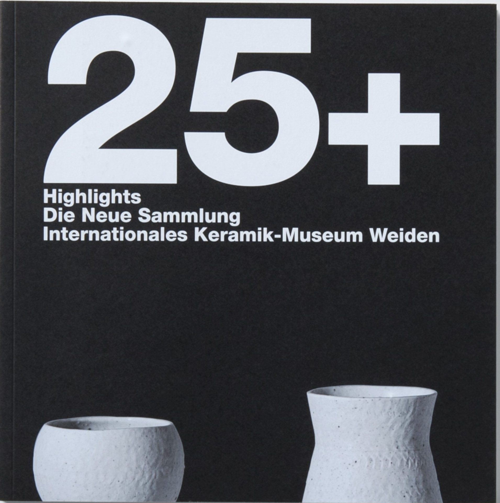 Buchcover: "25+ Highlights" vom Internationalen Keramik-Museum Weiden, mit weißen Vasen vor schwarzem Hintergrund.
