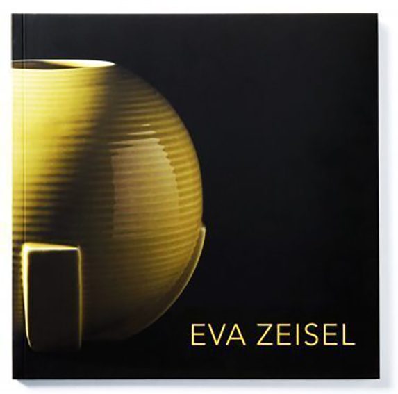 Buchcover mit goldenem Gefäß und Titel „Eva Zeisel“ vor schwarzem Hintergrund.