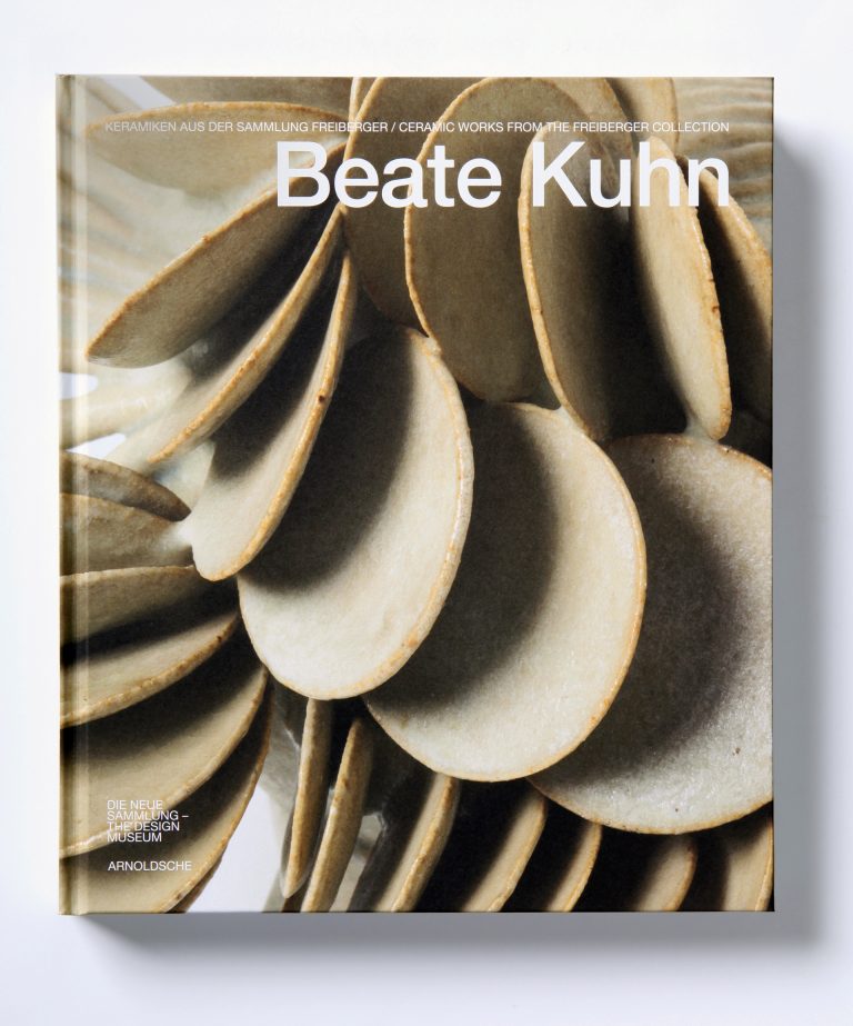 Cover des Buches "Beate Kuhn" mit keramikähnlichen Formen in neutralen Farben.