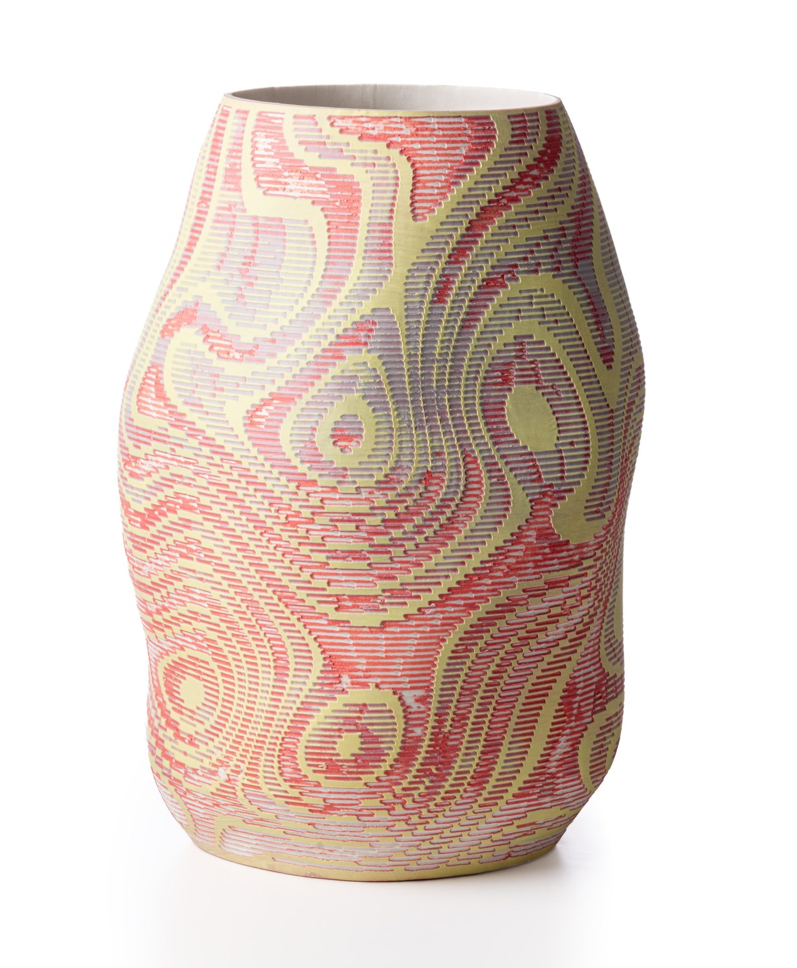 Vase mit abstraktem, wellenförmigem Muster in Rot- und Gelbtönen auf hellem Hintergrund.