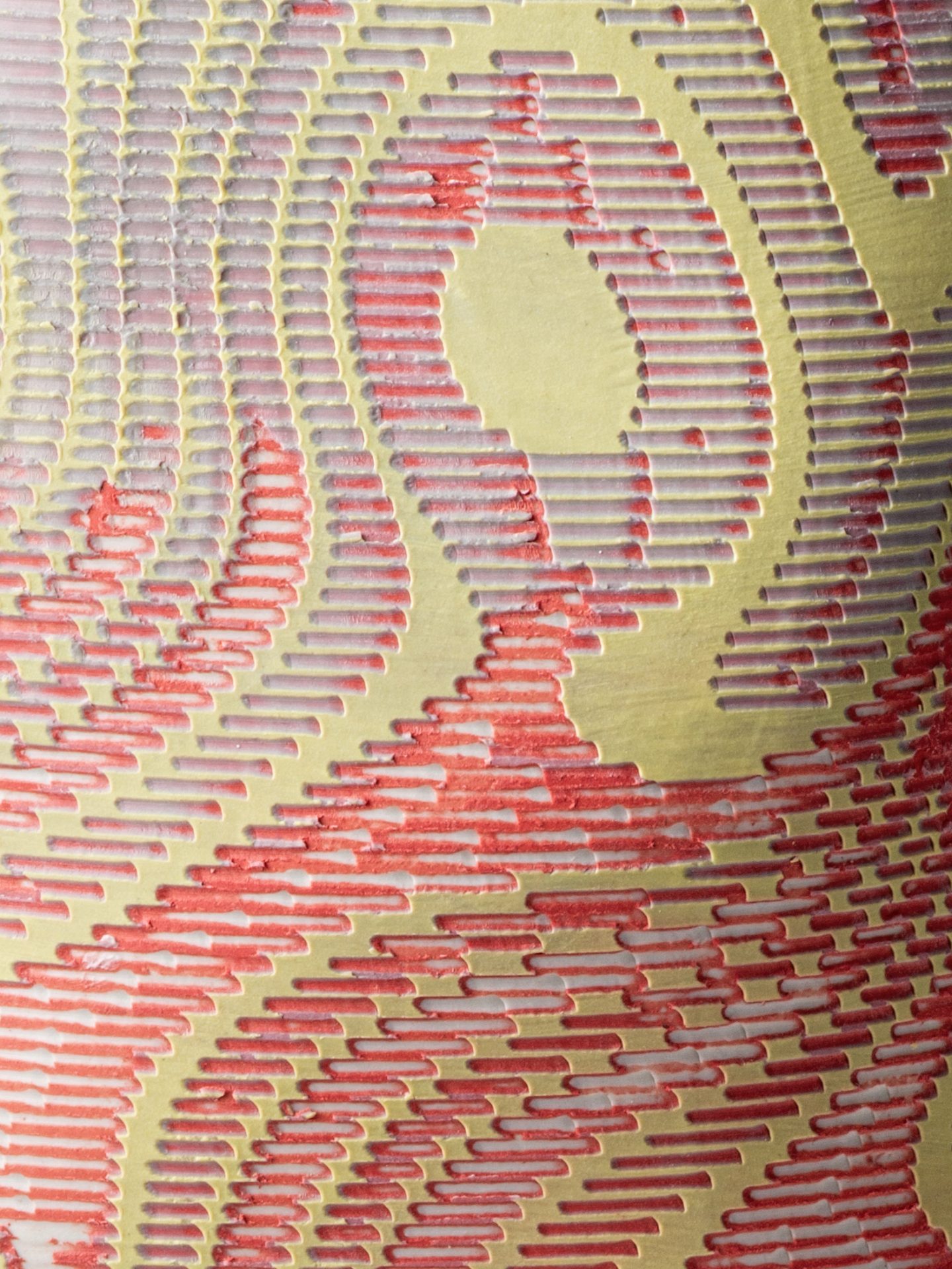 Abstrakte Farbstruktur mit roten und lila Linien auf hellem Hintergrund. Kunstvolle Wellenmuster.